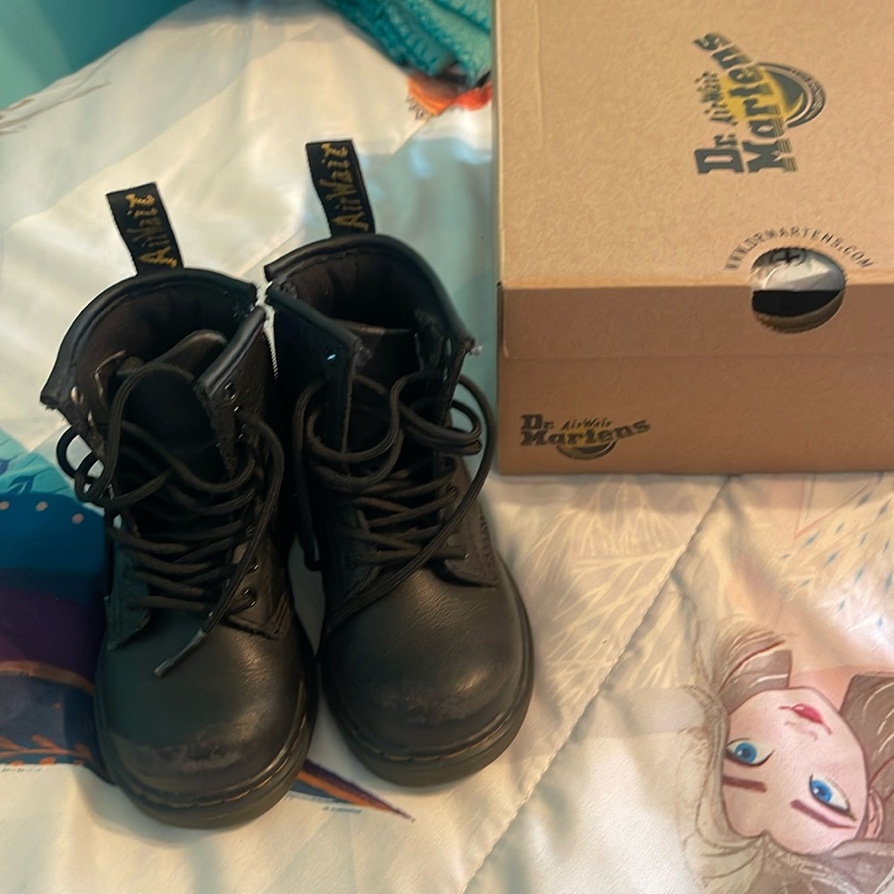 Black Dr Marten size 8 toddler, Unisex